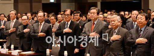 [포토]2014 시민사회단체 합동 신년회 개최, 국민의례하는 참석자들