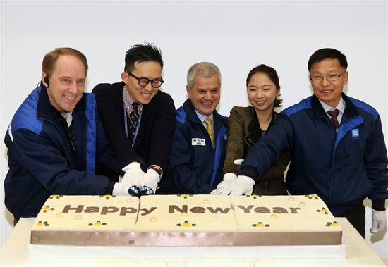 세르지오 호샤(가운데) 한국GM 사장이 6일 직원들과 신년축하 케이크를 자르고 있다.