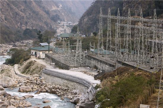 부탄 동부 왕두 지역에서 가동되는 수력발전소의 변전소. 사진=블룸버그