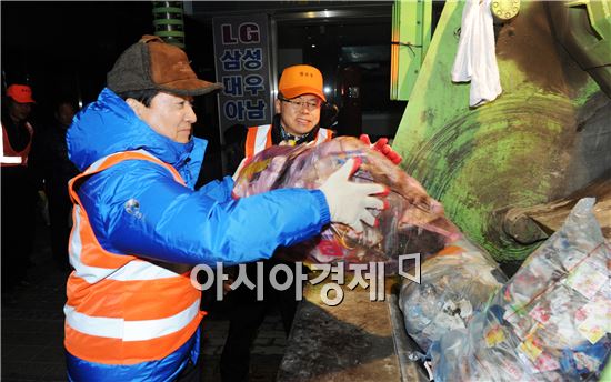 새해 민생 챙기기에 나선 강운태 광주시장이 7일 새벽 광산구 송정매일시장  인근에서 환경미화원, 공무원 등과 함께 쓰레기를 수거하면서 ‘클린-광주’ 실현을 위한 첫 발을 힘차게 내디뎠다. 