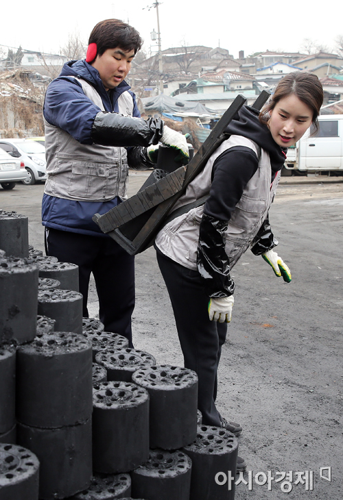 [포토] 양궁대표팀 임동현-기보배 '연탄 나눔 봉사'