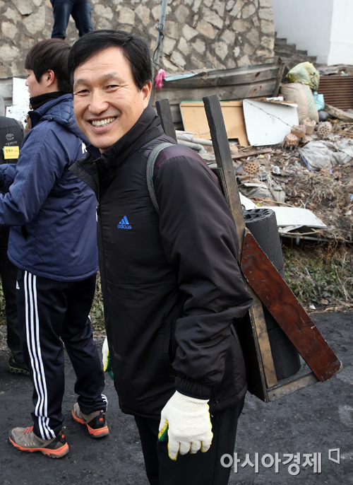 [포토] 장영술 양궁 총감독 '연탄봉사도 선두에서 이끕니다'