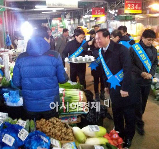 이형석 광주시 경제부시장, 각화도매시장서 차 봉사로 현장 시무식