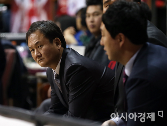 [포토] 경기 지켜보는 모비스 유재학 감독