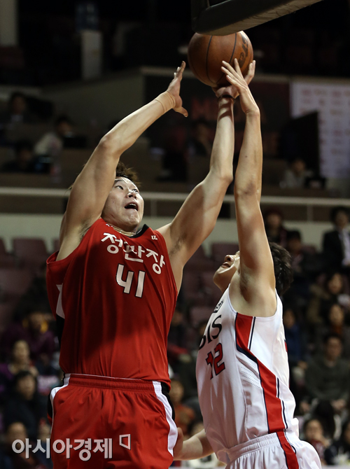 [포토] 골밑슛 시도하는 KGC 오세근