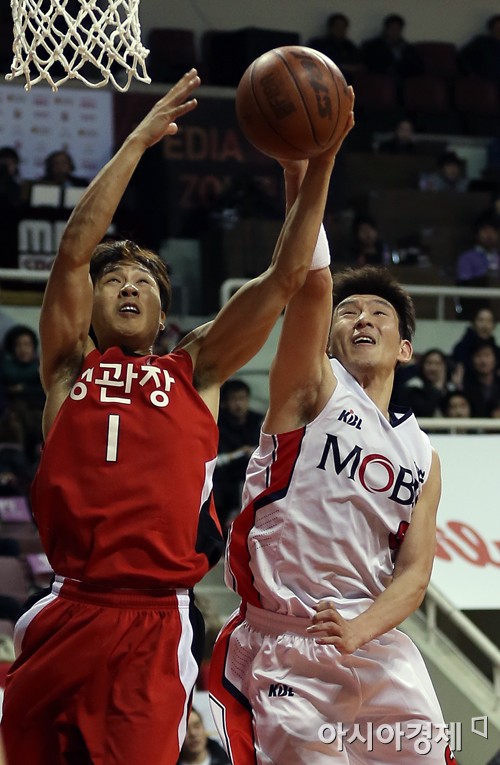 [포토] 리바운드 다투는 김태술-양동근