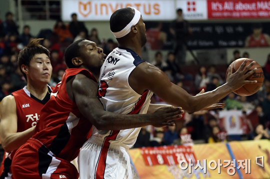 [포토] 맥키네스 '뒤에서 감싸안으며'