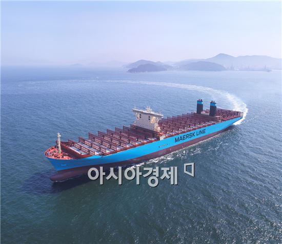 지난해 세 개의 잡지에서 올해 최우수 선박으로 선정된 덴마크 A.P.Moller-Maersk 社의 1만 8270 TEU 컨테이너선인 ‘머스크 맥키니 몰러(Maersk Mc-Kinney Moller)’호의 모습.(사진제공=대우조선해양)