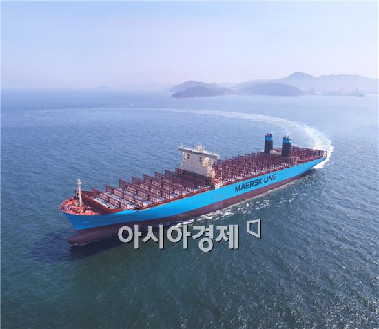 지난해 세 개의 잡지에서 올해 최우수 선박으로 선정된 덴마크 A.P.Moller-Maersk 社의 1만 8270 TEU 컨테이너선인 ‘머스크 맥키니 몰러(Maersk Mc-Kinney Moller)’호의 모습.(사진제공=대우조선해양)

 

