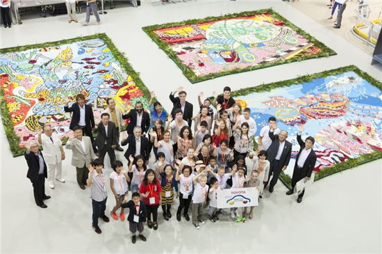지난해 열린 '제 1회 도요타 드림 카 아트 컨테스트'에서 본선에 진출한 참가자들이 8월 일본 도요타 본사를 방문해 기념사진을 찍고 있다.