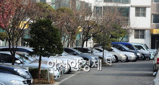 [단독]아파트 주차장 '불법 영업' 부추기는 공무원들