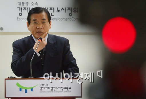[포토]대답에 고심하는 김대환 노사정위원장 