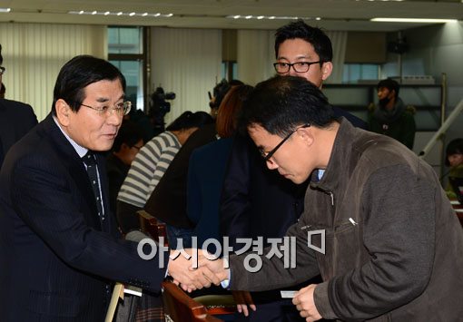 [포토]기자들과 신년인사 나누는 김대환 노사정위원장 