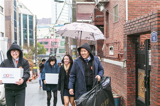 신현성 티몬 대표(맨 오른쪽)가 직원들과 함께 만든 김장김치를 어려운 이웃에게 전달하고 있다. 