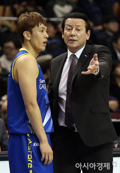 [포토] 김동광 감독 '재현아, 실수가 너무 잦아'