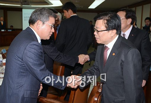 [포토]중소기업인 만나는 이동필 장관