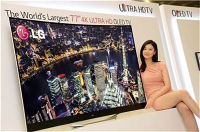 ▲유기발광다이오드(OLED) TV는 광원이 필요한 액정표시장치(LCD)와 달리 스스로 빛을 내기 때문에 화질이 자연색에 가깝고 두께도 얇으며 곡면화도 쉽다. 사진은 LG전자 77인치 곡면 OLED TV.