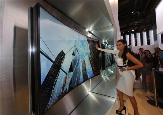 ▲LCD TV는 곡면 기능과 같은 OLED의 장점을 상당부분 흡수하며 차세대 TV 시장을 이끌어가고 있다. 사진은 화면을 폈다 구부렸다 할 수 있는 삼성전자 벤더블 LCD UHD TV.