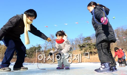 [포토]팽이치기 배우는 어린이들