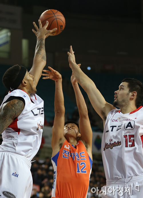 [포토] 심스-김민수 '두 개의 탑'