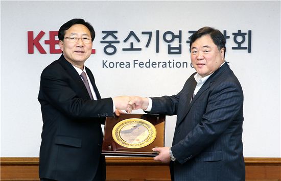 조순구 인터엠대표(오른쪽)에게 감사패를 전달하고 있는 김기문 중기중앙회장.