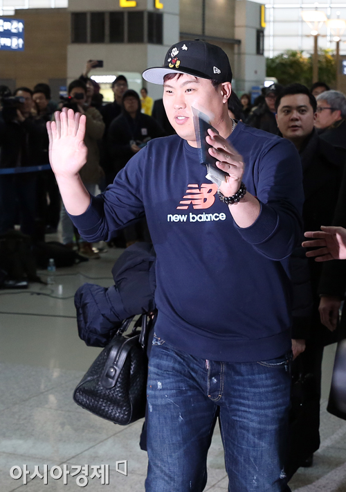 [포토] 출국하는 류현진 '몬스터 시즌2 기대해주세요!'