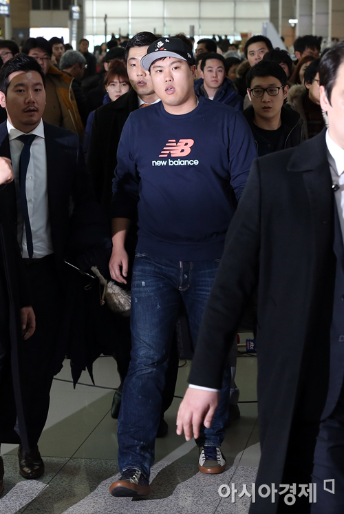 [포토] 출국하는 괴물 류현진