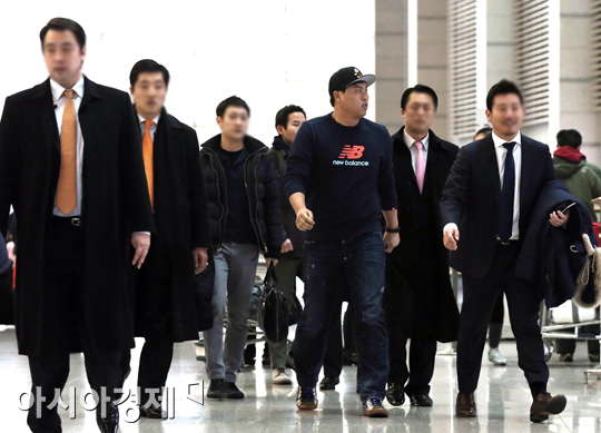 [포토] 류현진 '경호 받으며'
