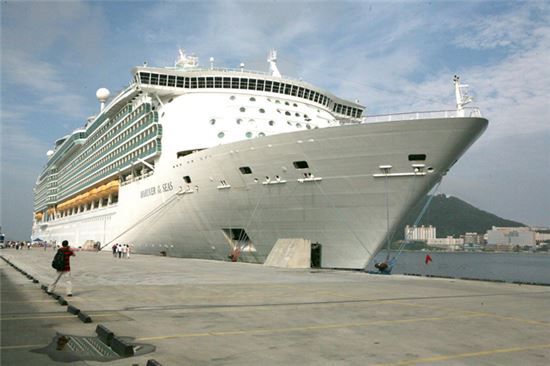 부산항국제크루즈터미널에 입항한 아시아 최대의 크루즈선 마리너(Mariner of the Seas)호