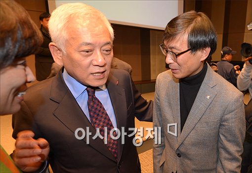 [포토]의견 나누는 김한길 대표·김정훈 위원장