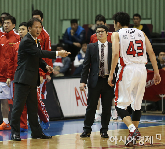 [포토] 이대성에게 지시 내리는 모비스 유재학 감독