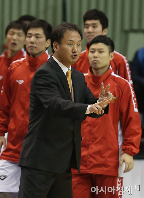 [포토] 작전지시 내리는 모비스 유재학 감독