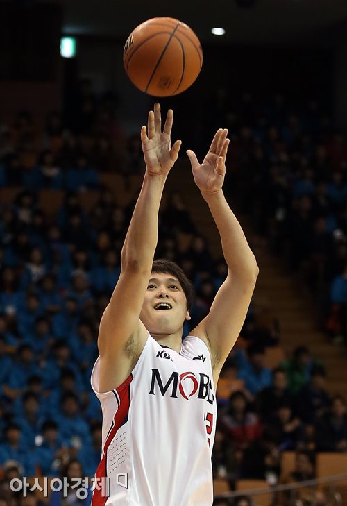 [포토] 슛 쏘는 모비스 함지훈 '넣는다'