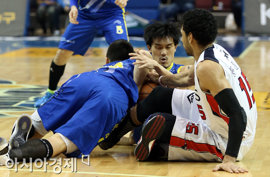 [포토] 차재영-이동준-문태영 '넘어져도 양보는 없다'