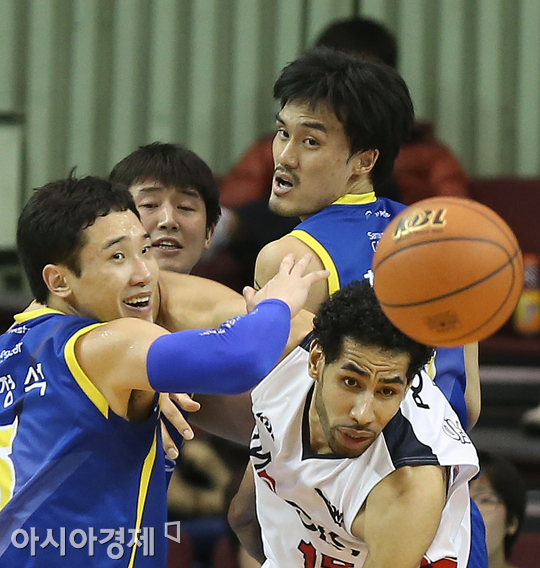 [포토] 공 하나에 쏠린 네 개의 시선