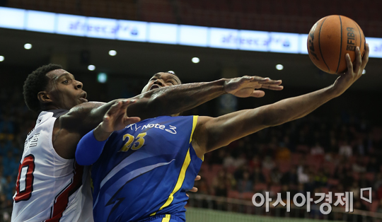 [포토] 존슨 '라틀리프, 안닿지?'