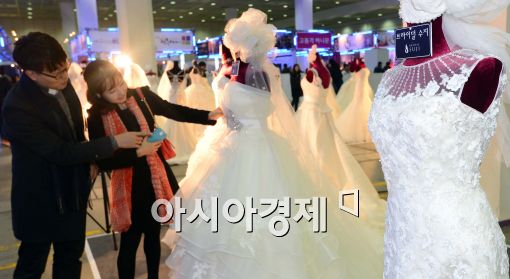 [포토]웨딩드레스 보는 예비 신혼부부