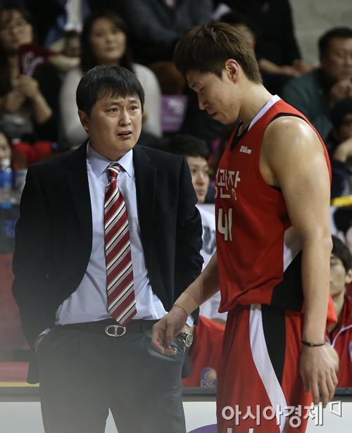 [포토] 이상범 감독 '오세근, 괜찮아?'