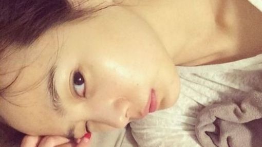 윤승아 침대 셀카, 무결점 피부 과시 '청순미 물씬~'