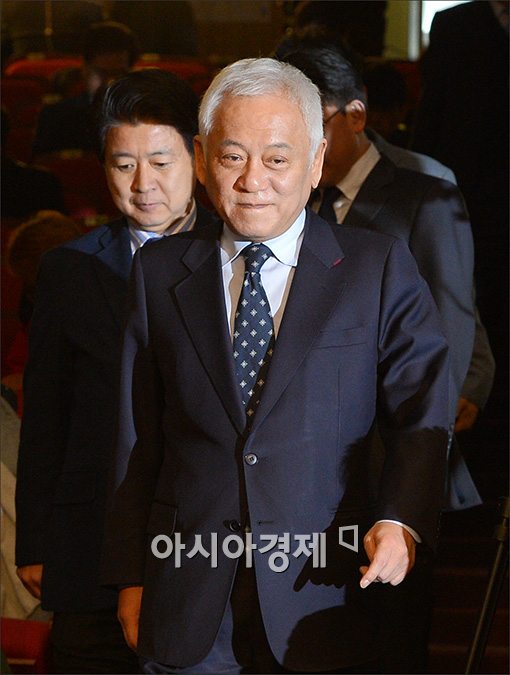 [포토]회견장 들어서는 김한길 대표