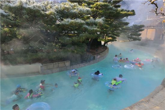 ▲삼성에버랜드가 폐열을 활용해 워터파크 캐리베안베이의 야외 유수풀 전 구간을 겨울철에도 운영한다.