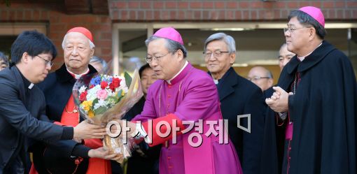 [포토]꽃 선물 받는 염수정 대주교