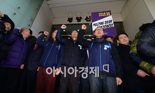 [포토]민노총 건물 나선 김명환 위원장, 5분만에 발길 돌려 