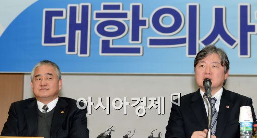 [포토]취재진들에게 설명하는 노환규 대한의사협회장