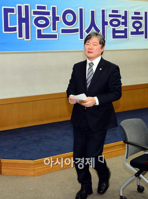 [포토]기자회견 마친 노환규 대한의사협회장