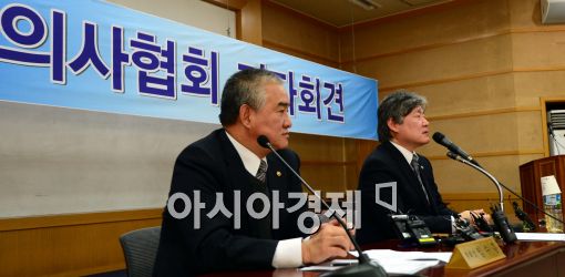 [포토]취재진 질의에 답하는 노환규-임수흠