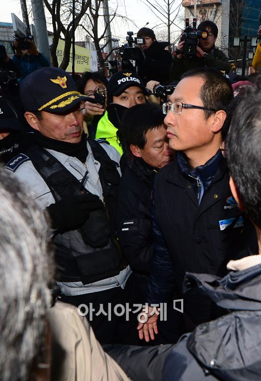 [포토]민주노총 건물 나선 김명환 철도노조위원장 