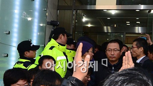 [포토]김명환 위원장, 노조원들 환호 받으며 자진 출두 