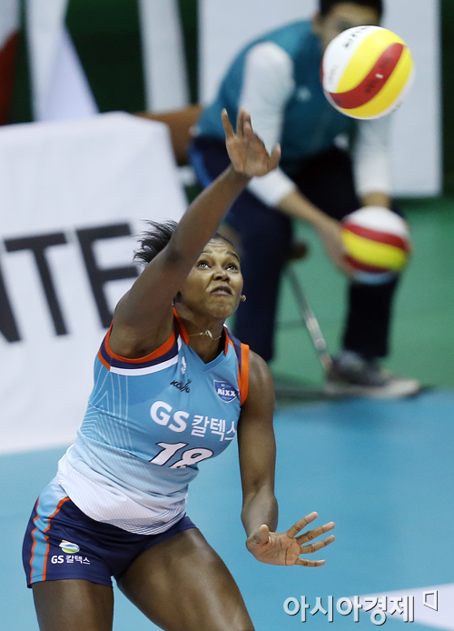 [포토] 베띠 '강력한 서브를 받아라'