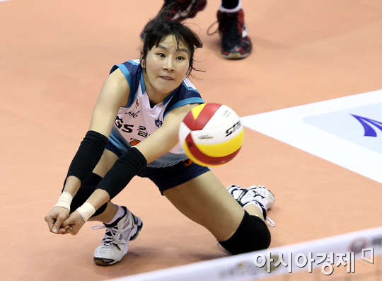 [포토] 나현정 '몸을 던져~'